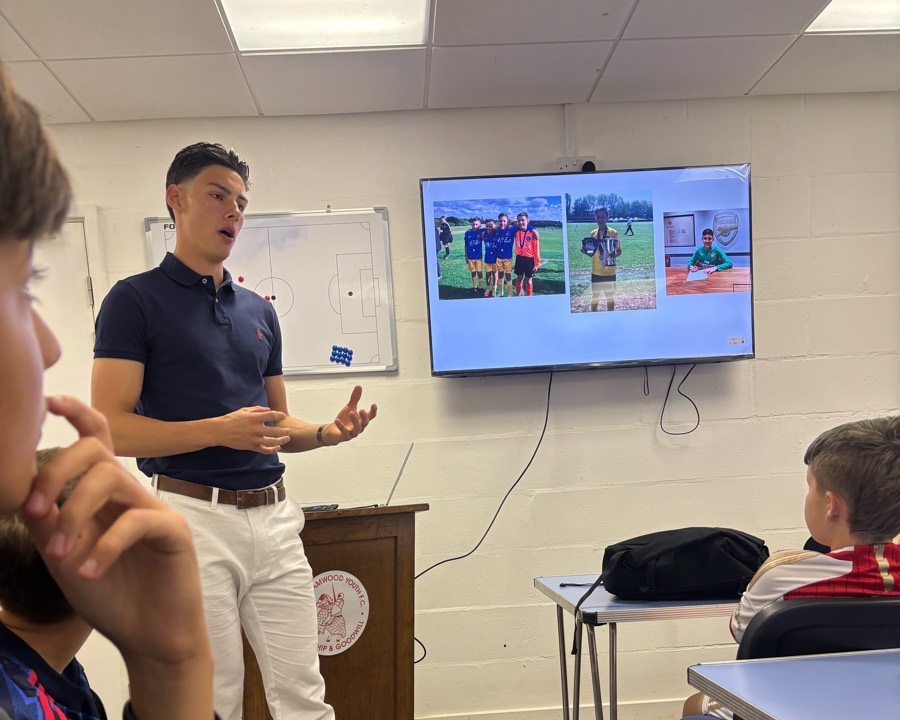 Former Arsenal goalkeeper Alexei Rojas talking to HFC players in a classroom session